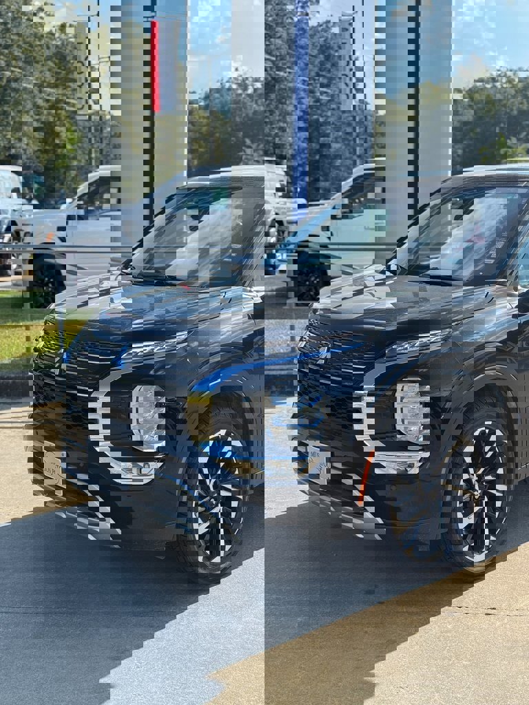 Used 2024 Mitsubishi Outlander SE image 2