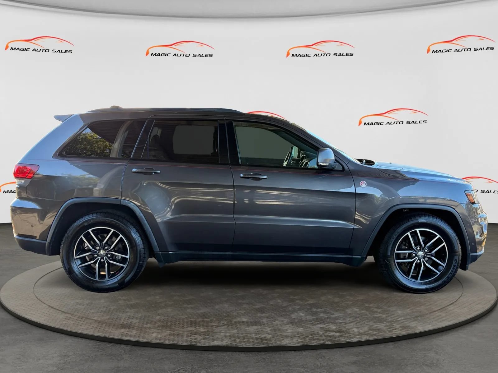 Used 2017 Jeep Grand Cherokee Trailhawk w/ Trailhawk Luxury Group AWD/4WD image 6