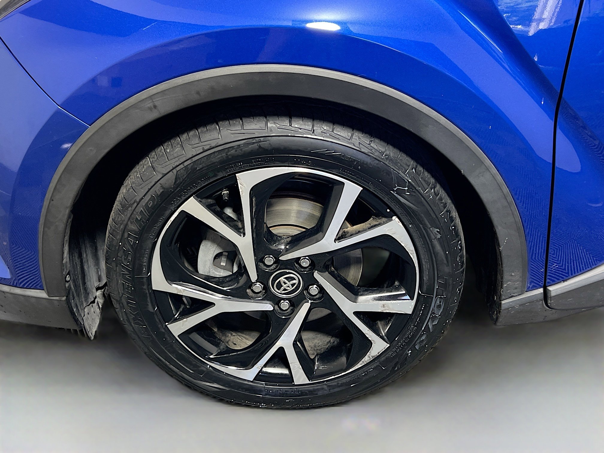 Used 2019 Toyota C-HR XLE FWD image 13