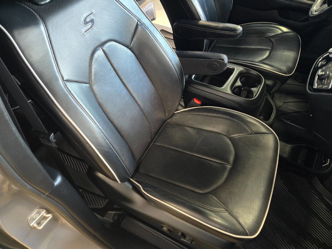 Used 2020 Chrysler Pacifica Limited w/ Advanced Safetytec Group FWD image 15