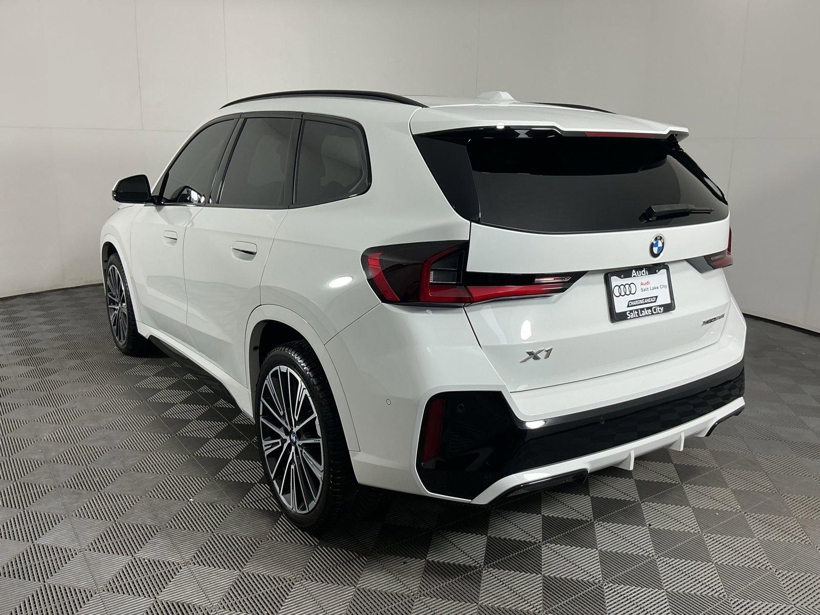 Used 2025 BMW X1 xDrive28i w/ Premium Package AWD/4WD image 5