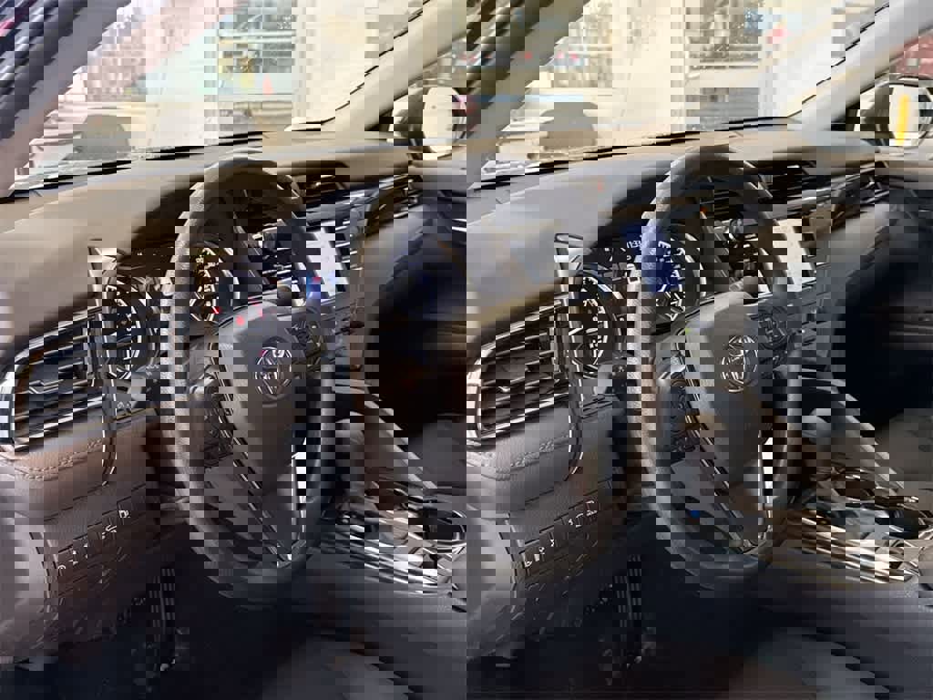 Used 2020 Toyota Camry LE image 10