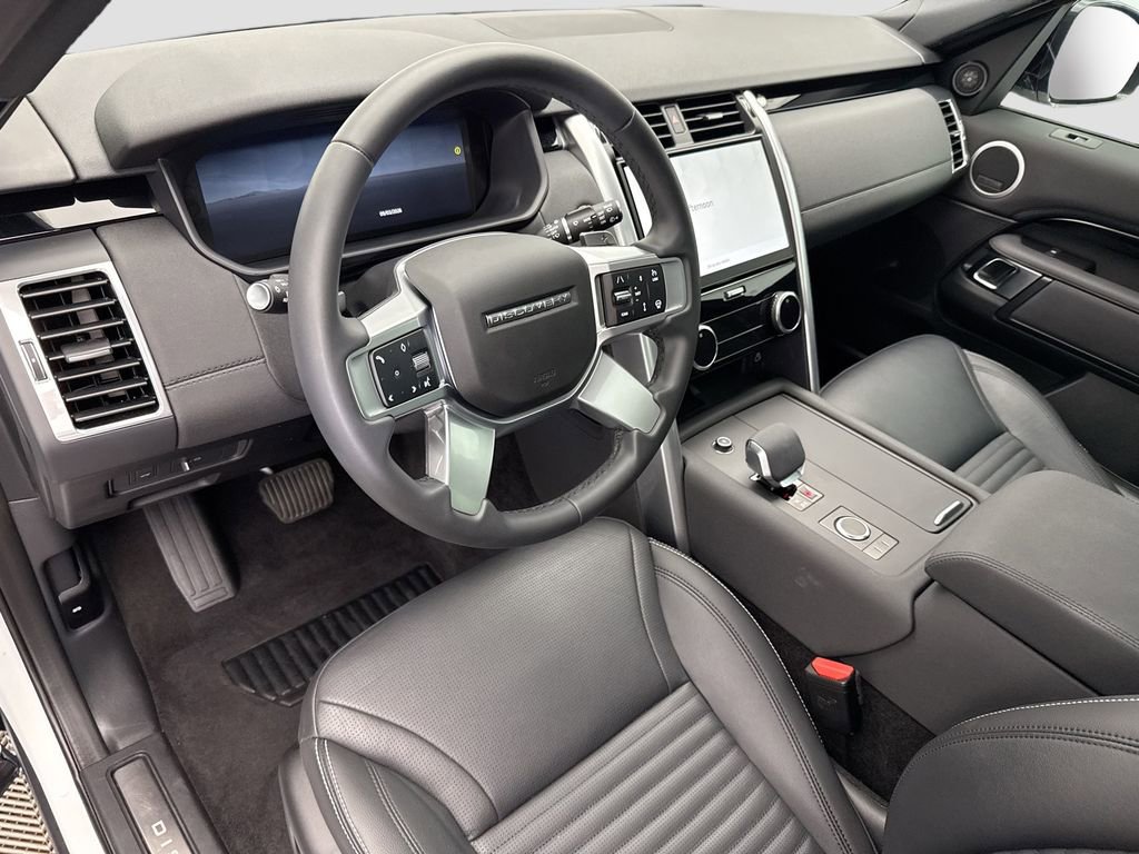Certified 2025 Land Rover Discovery S image 9
