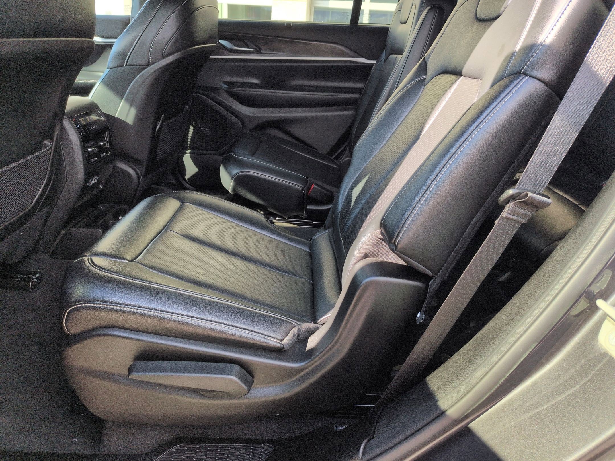 Used 2024 Jeep Grand Cherokee L Limited w/ Luxury Tech Group II image 31