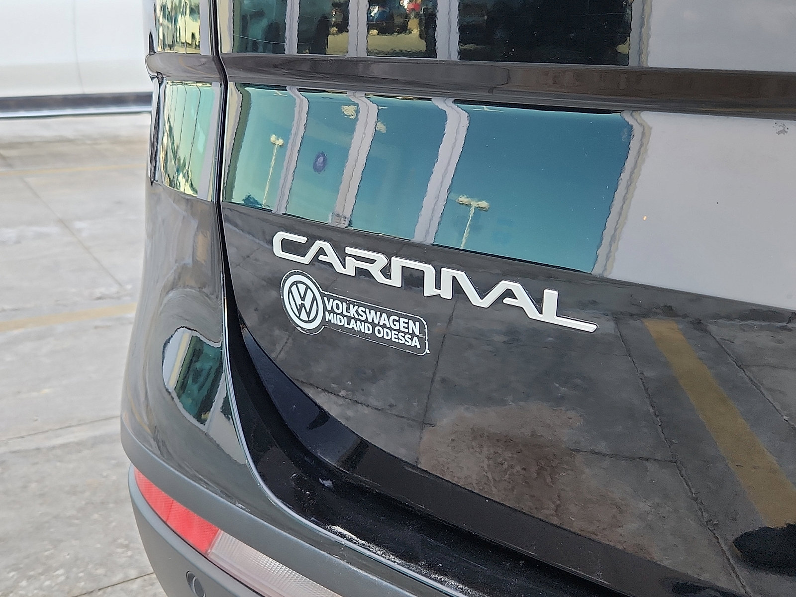 Used 2024 Kia Carnival LX image 11