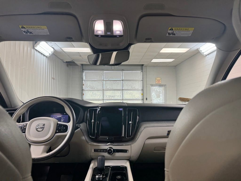 Used 2023 Volvo XC60 B5 Plus image 21