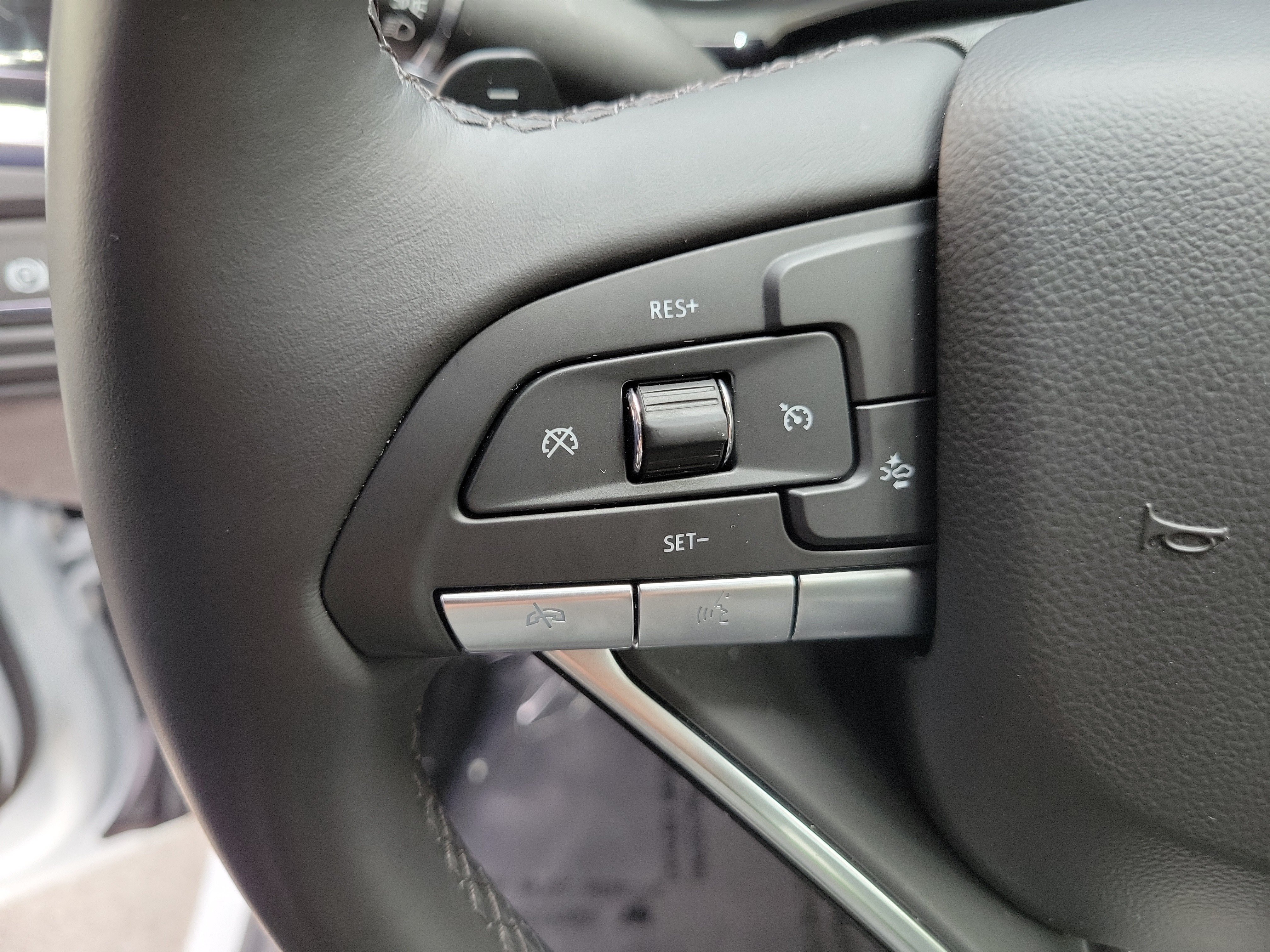 Used 2025 Cadillac XT6 Luxury FWD image 29