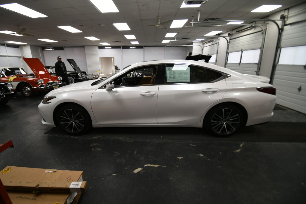 Used 2025 Lexus ES 350 w/ Premium Package image 5
