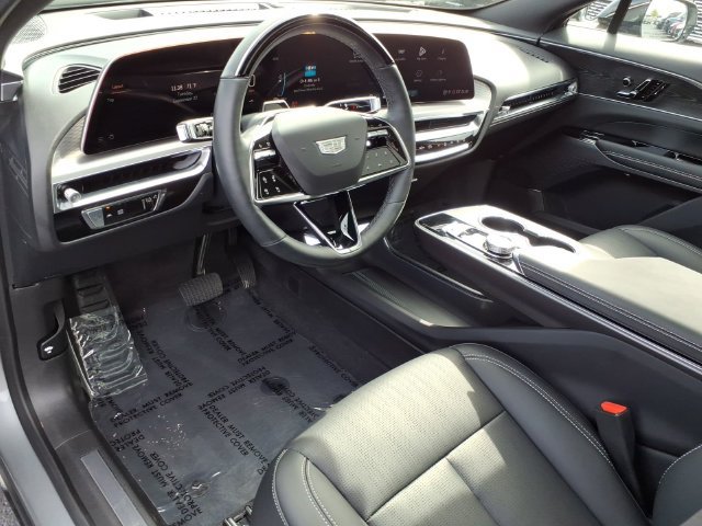 Used 2026 Cadillac Lyriq Luxury AWD/4WD image 3