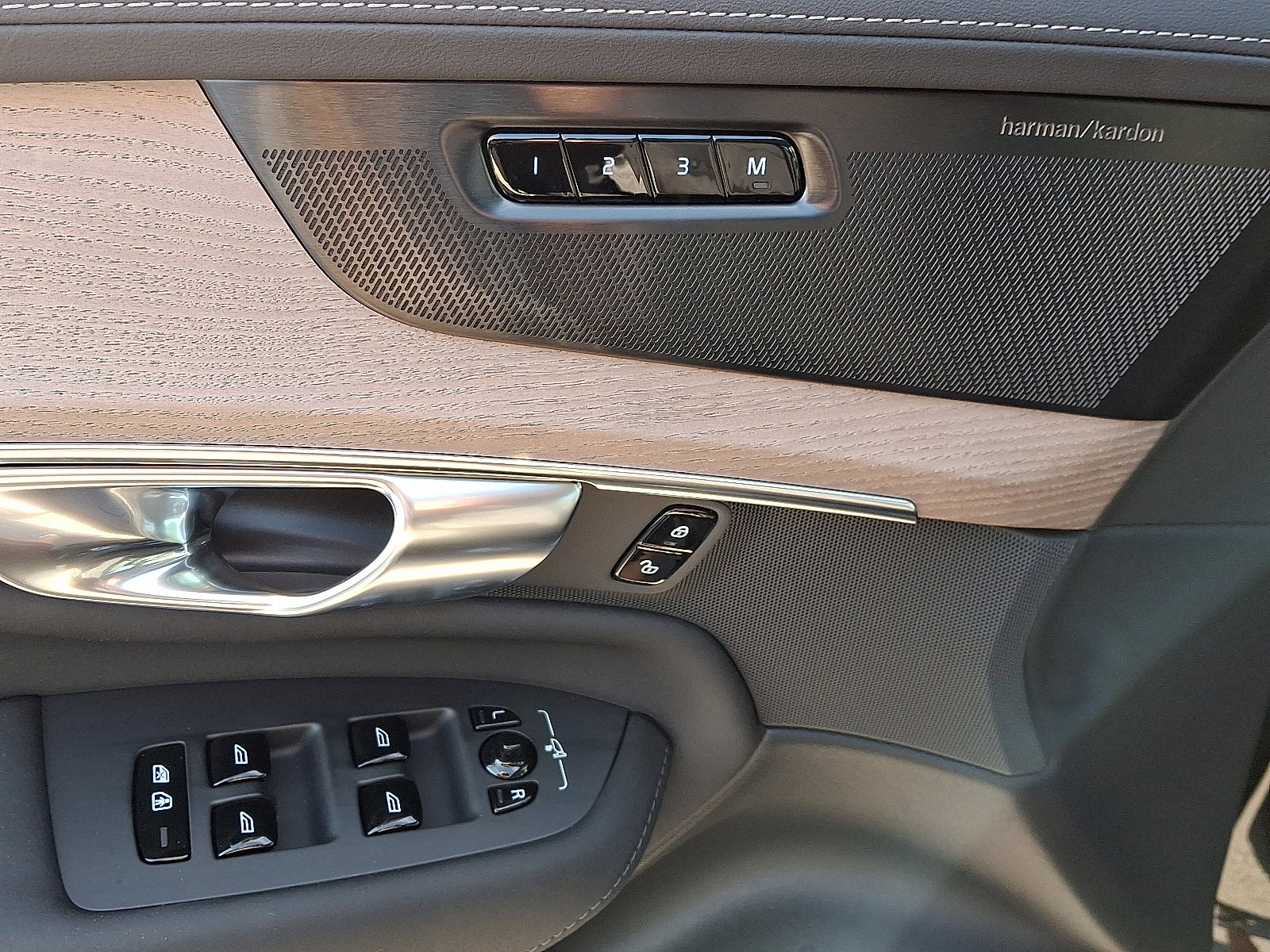New 2026 Volvo XC90 B6 Plus w/ Protection Package image 9