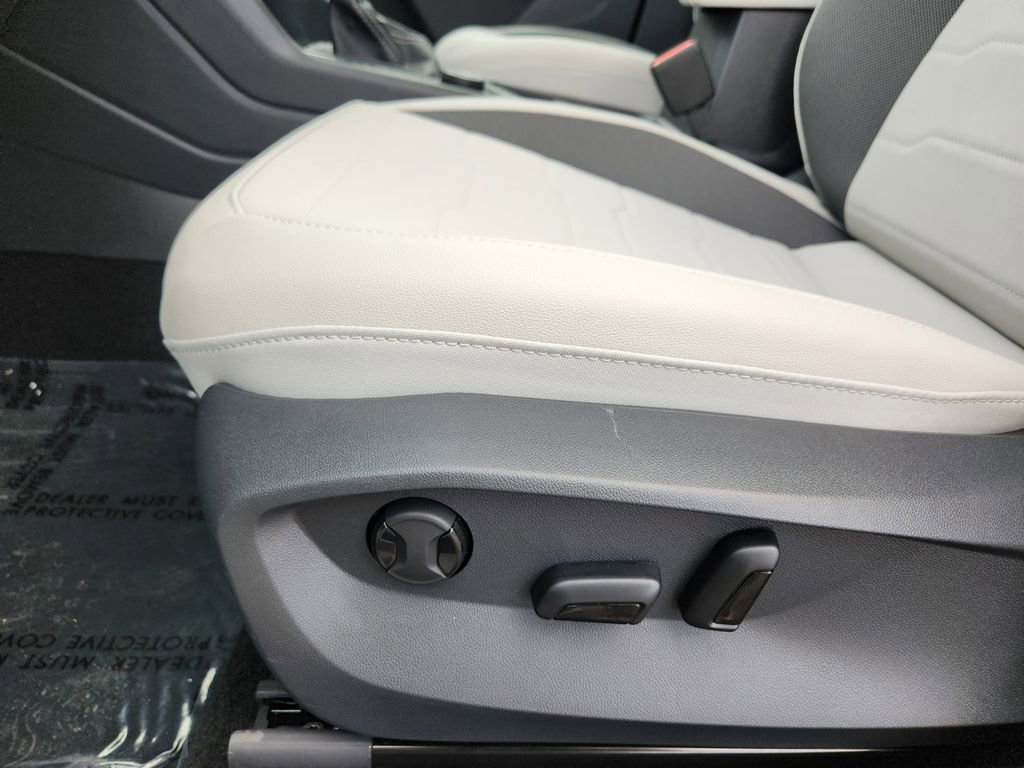 New 2026 Volkswagen Taos SE image 14