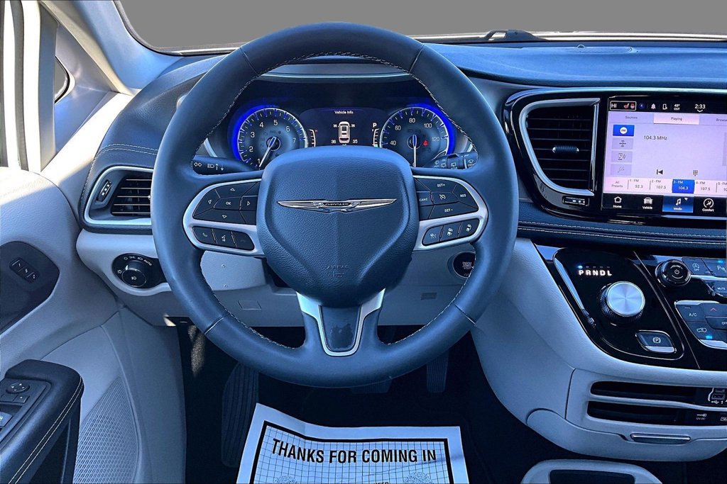 Used 2022 Chrysler Pacifica Touring-L FWD image 2