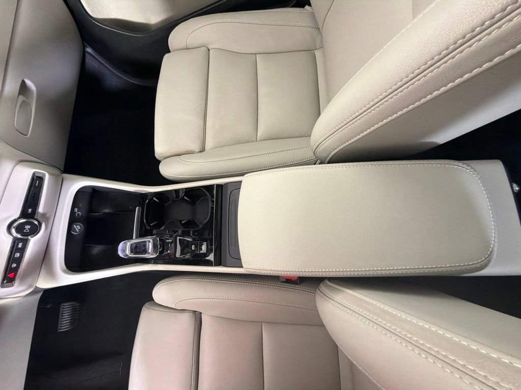 Used 2024 Volvo XC40 B5 Plus AWD/4WD image 22