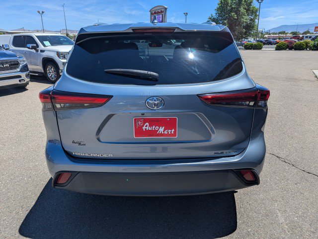Used 2022 Toyota Highlander XLE AWD/4WD image 4