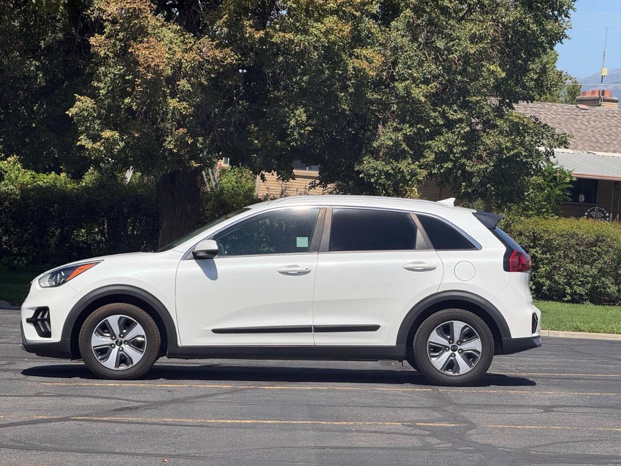 Used 2020 Kia Niro LX FWD image 2