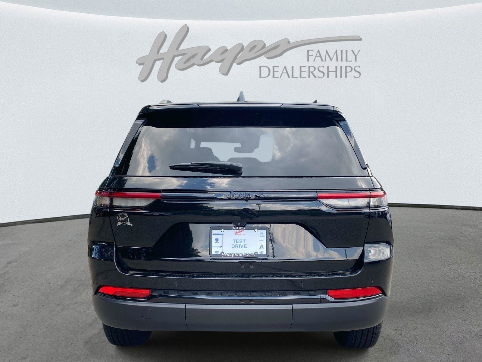 Used 2024 Jeep Grand Cherokee Altitude RWD image 4