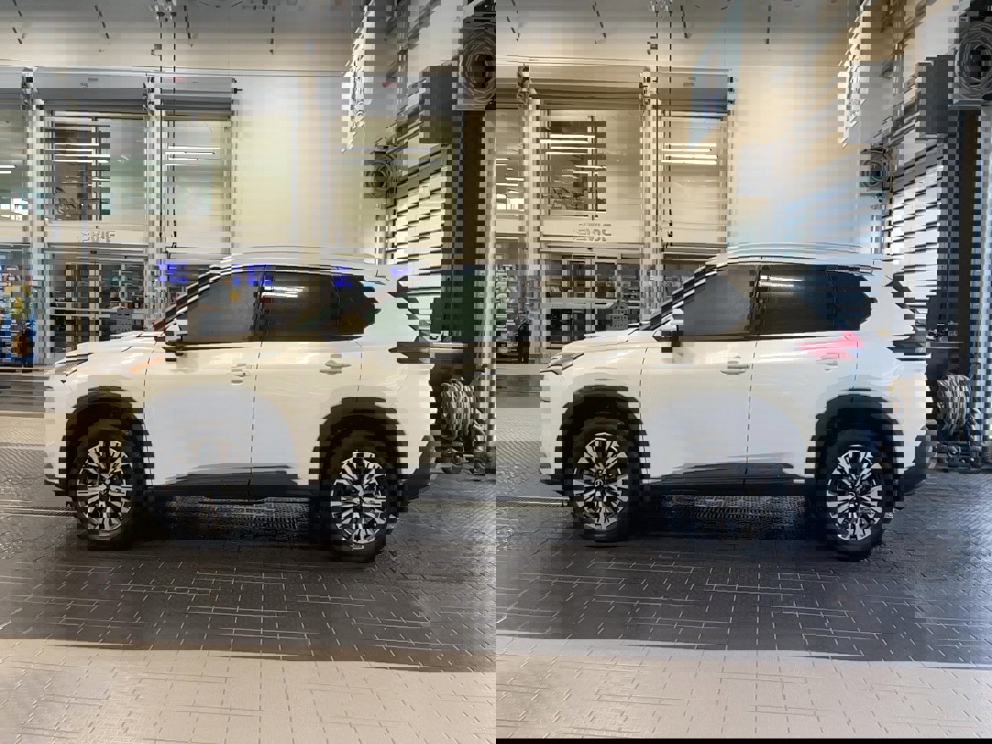 Used 2022 Nissan Rogue SV w/ SV Premium Package image 4