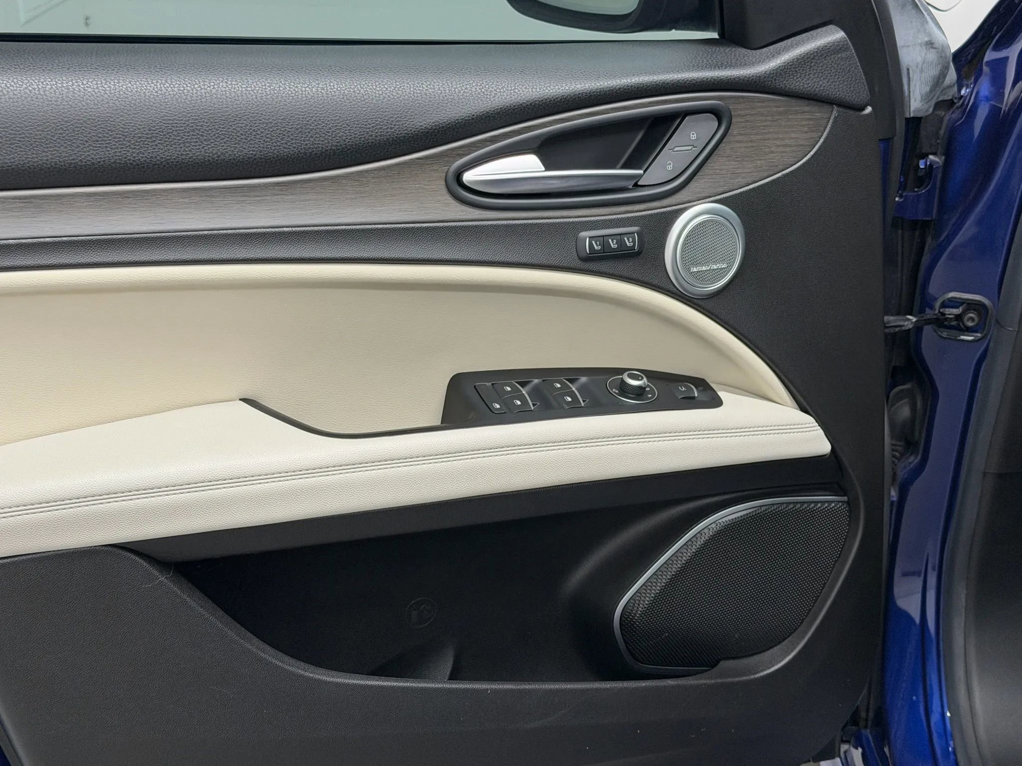 Used 2020 Alfa Romeo Stelvio Ti w/ Nero Edizione AWD/4WD image 35