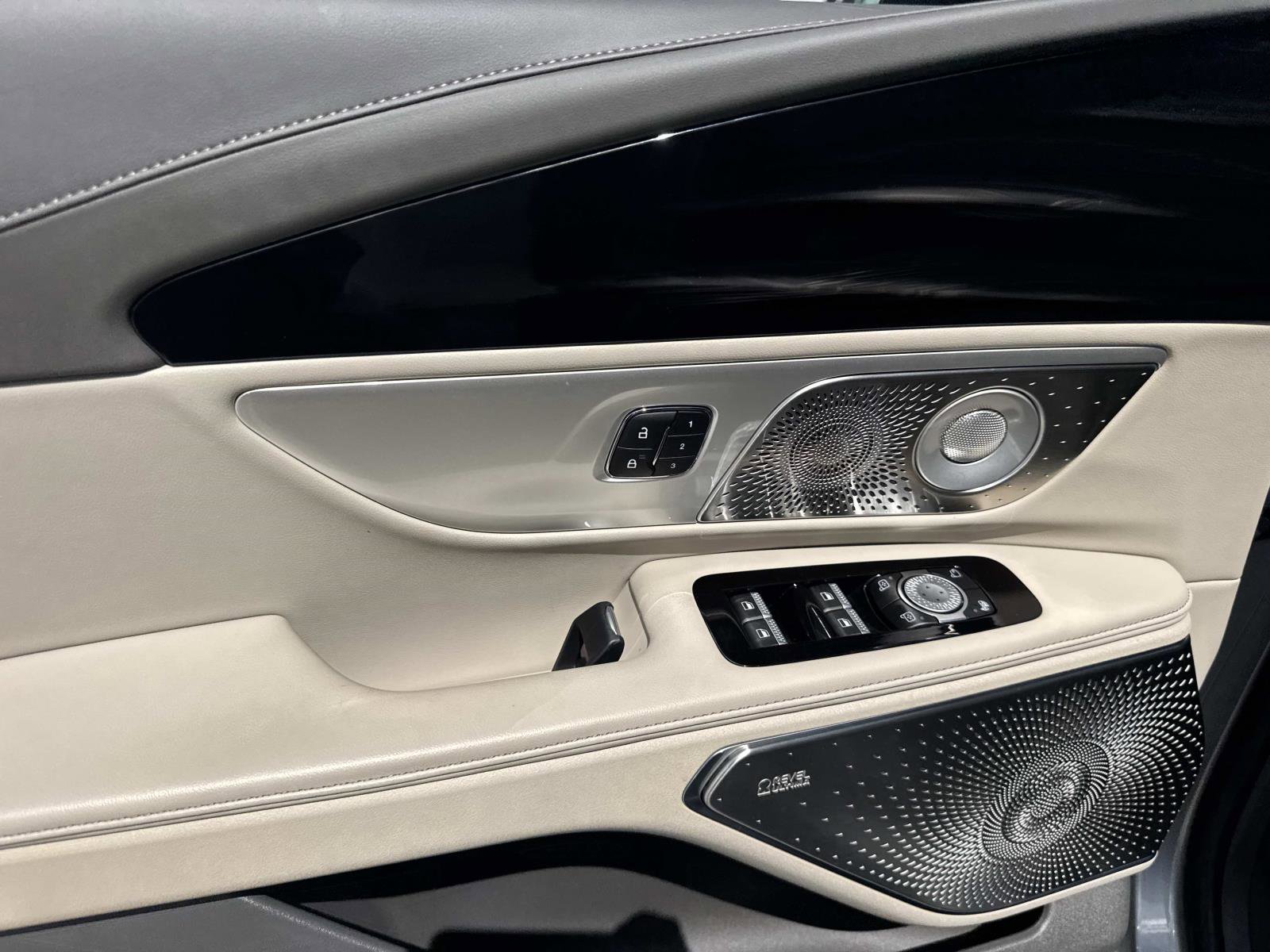 Used 2025 Lincoln Nautilus Reserve image 17