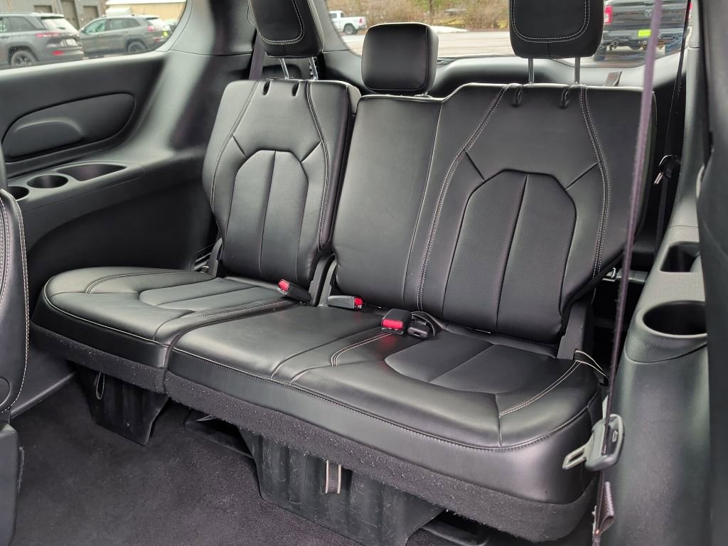 Used 2025 Chrysler Pacifica Select image 35