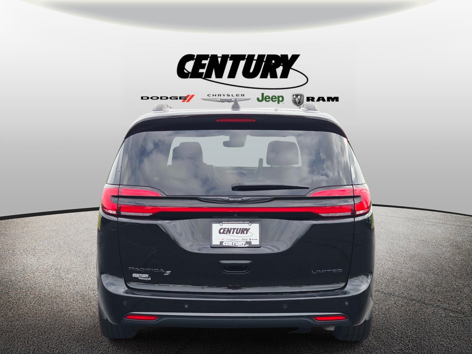 Used 2025 Chrysler Pacifica Limited FWD image 5