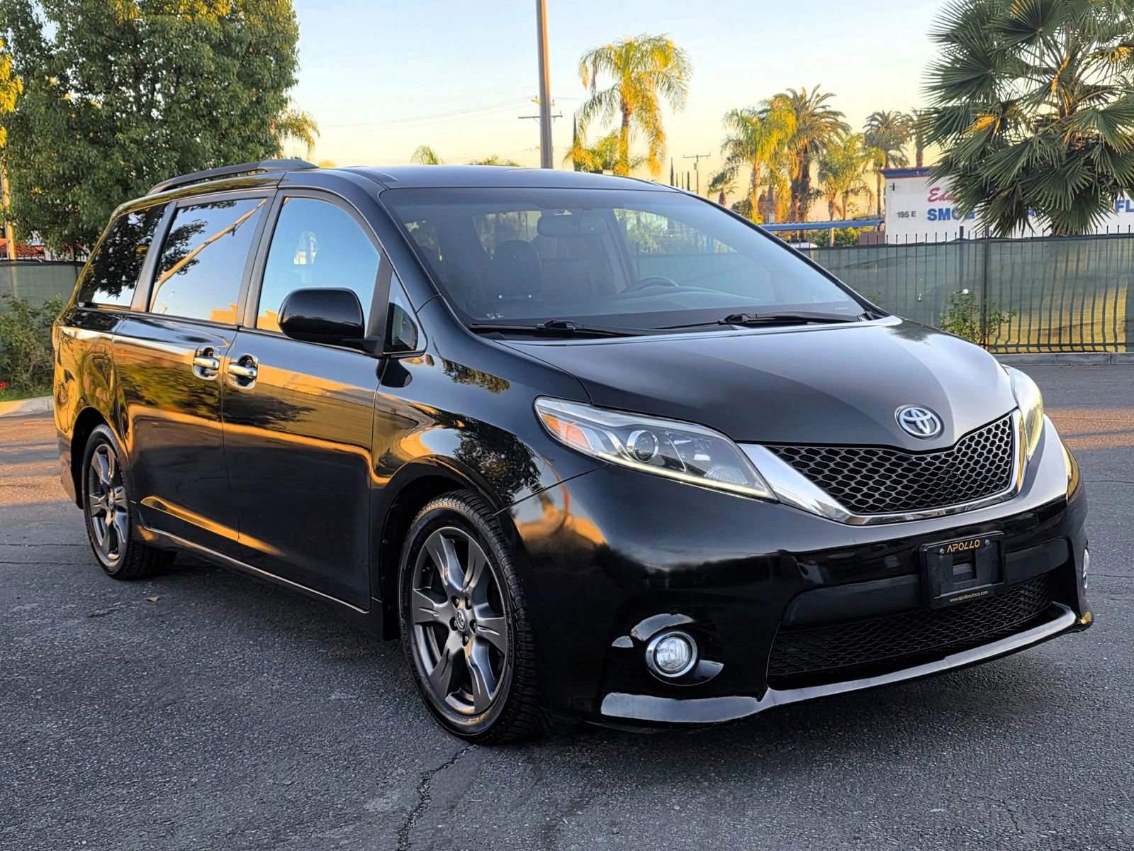 Used 2017 Toyota Sienna SE image 2