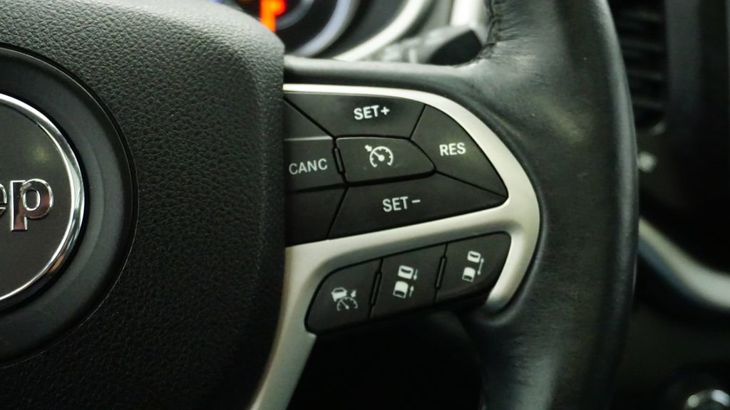 Used 2016 Jeep Cherokee Overland w/ Technology Group image 35