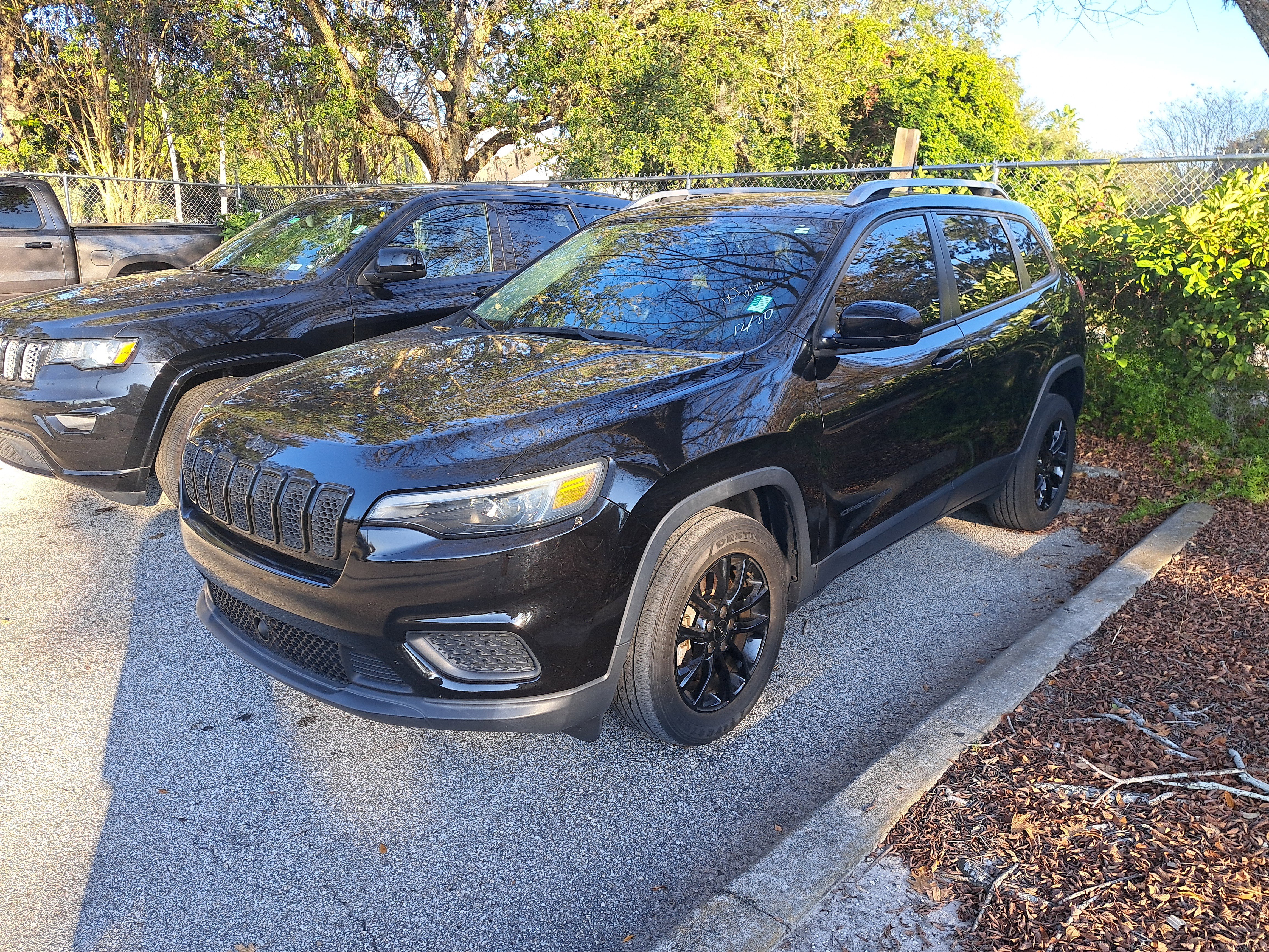 Used 2021 Jeep Cherokee Latitude image 3