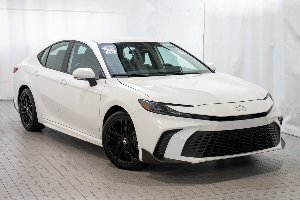 Used 2025 Toyota Camry SE image 1