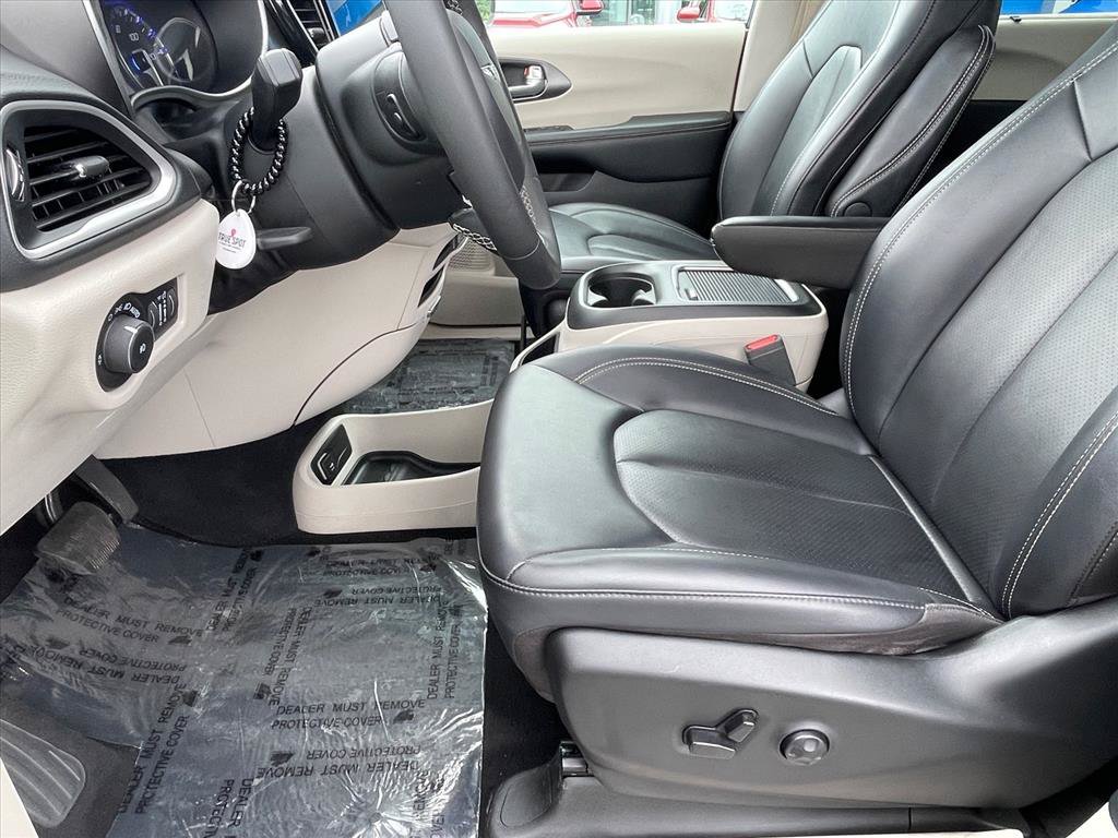 Used 2024 Chrysler Pacifica Touring-L FWD image 21