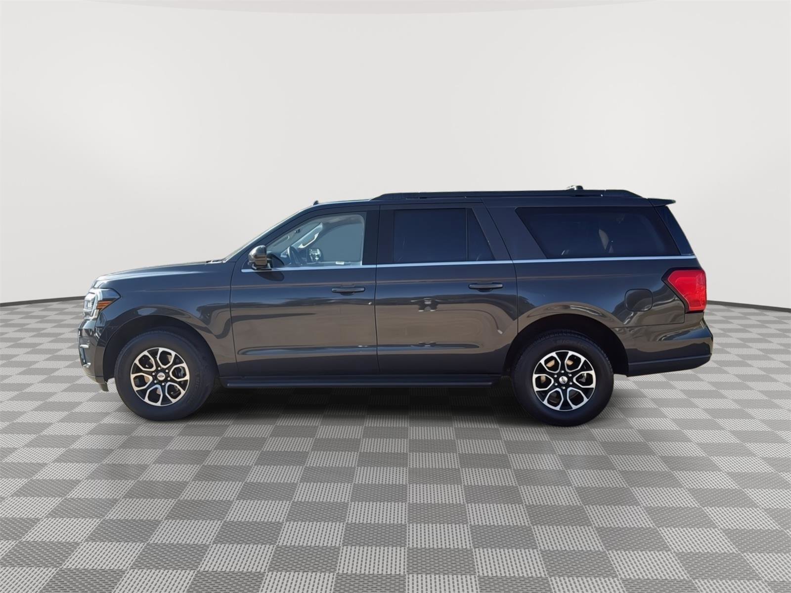 Used 2024 Ford Expedition Max XLT image 2