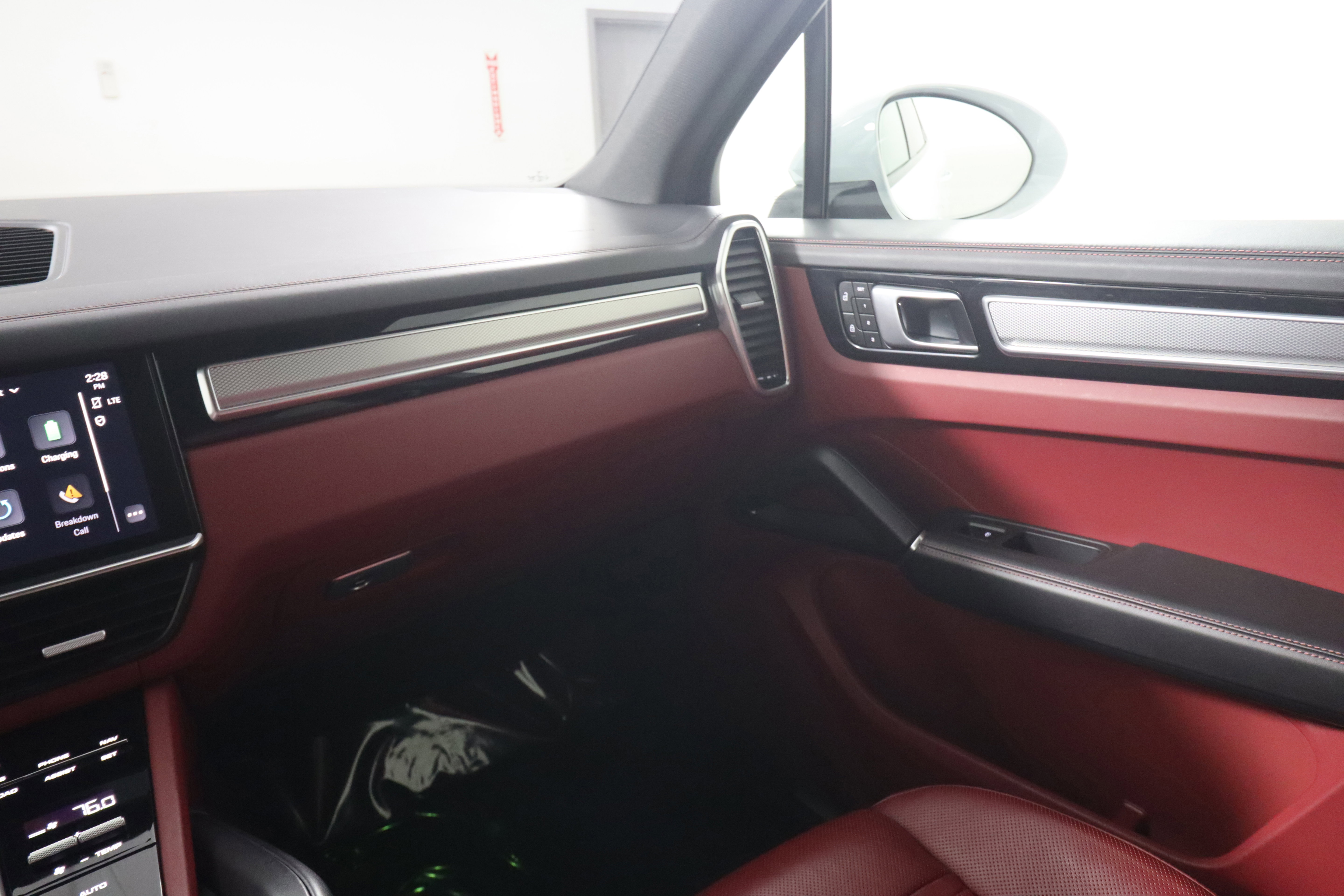 Certified 2023 Porsche Cayenne Platinum Edition image 14