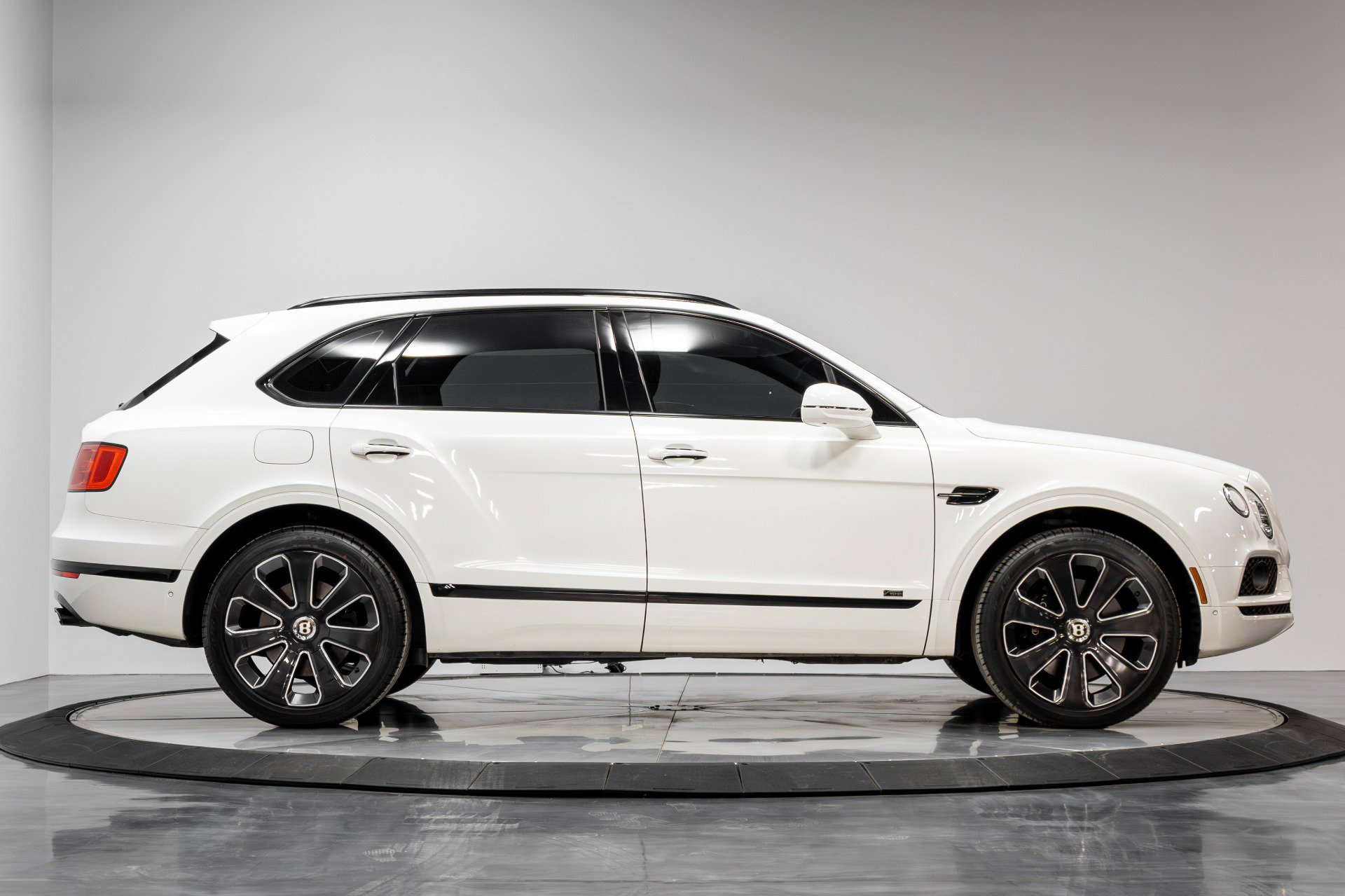 Used 2020 Bentley Bentayga Design Series image 17