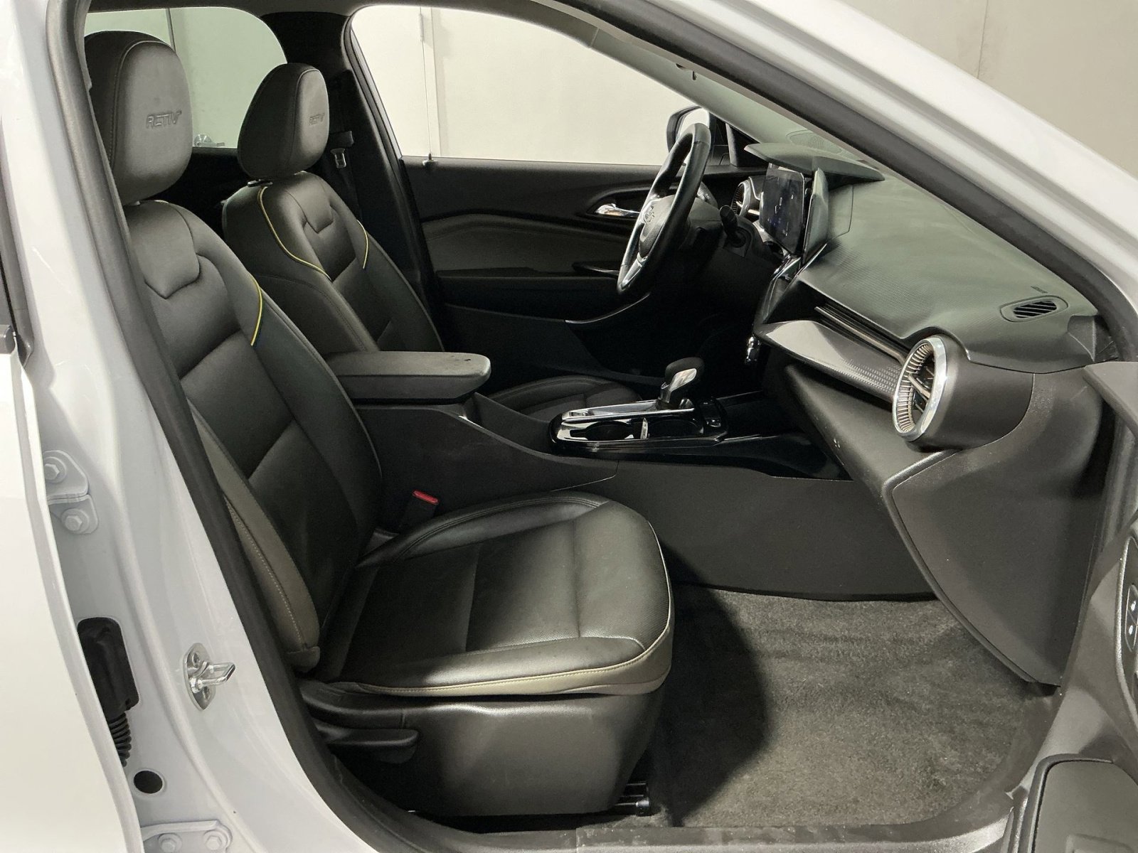 Used 2025 Chevrolet Trax ACTIV image 32