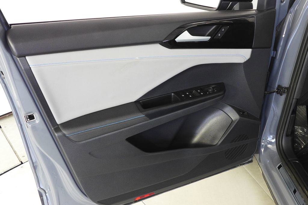 Used 2024 Volkswagen Taos SE image 11