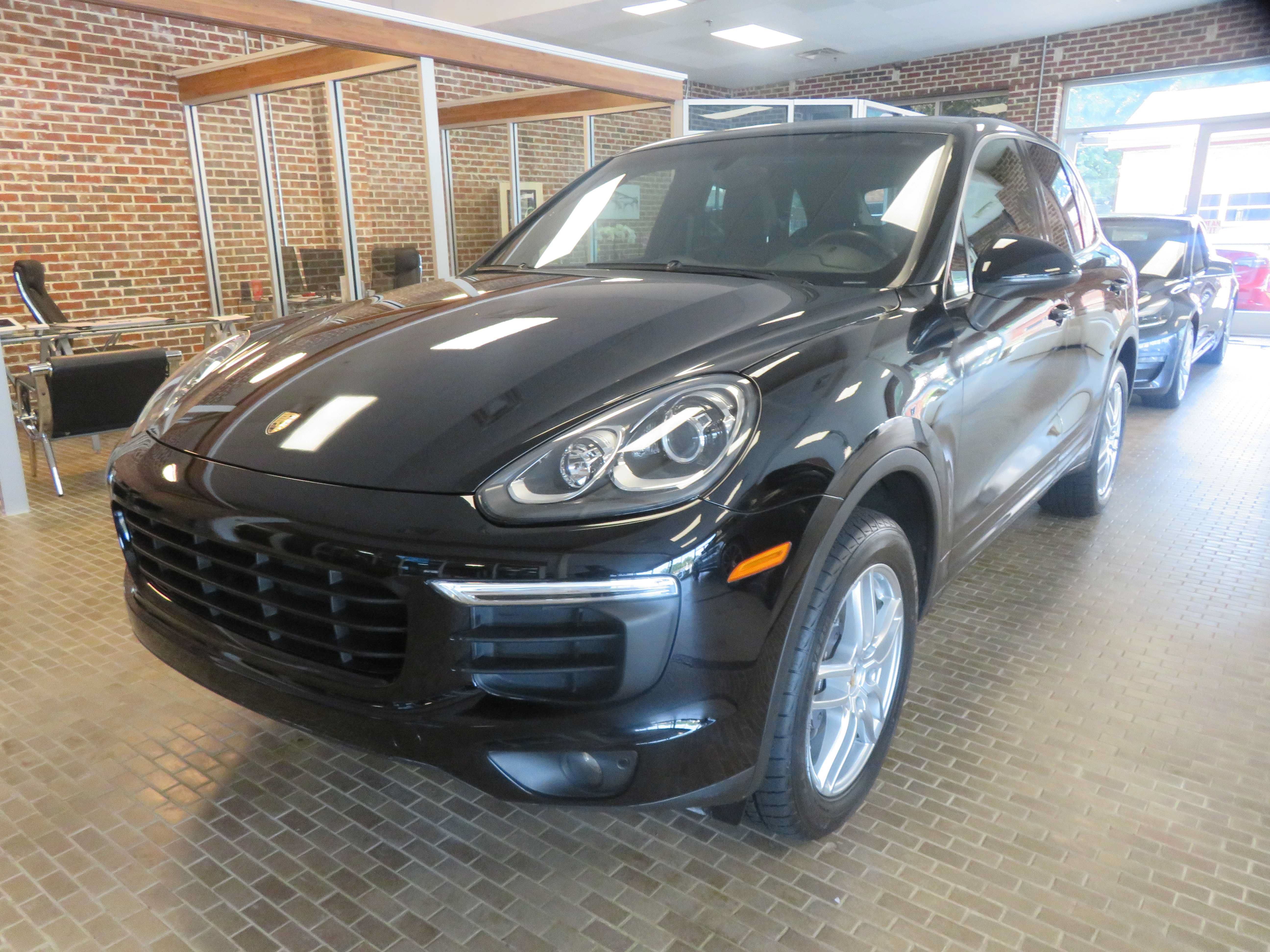 Used 2016 Porsche Cayenne AWD/4WD image 1