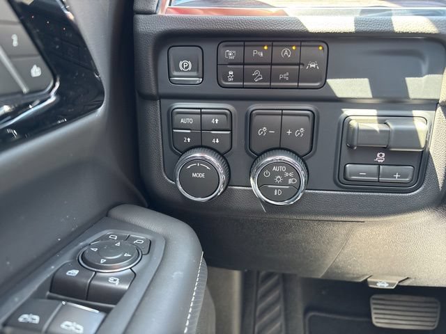 New 2026 Chevrolet Suburban Premier w/ Sun And Tow Package AWD/4WD image 19