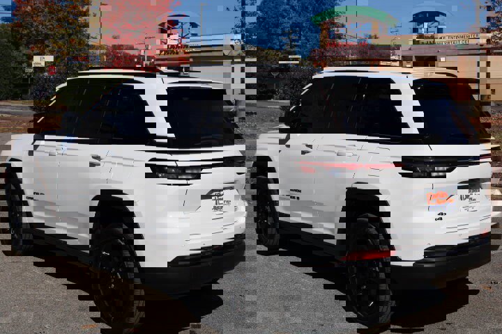 Used 2023 Jeep Grand Cherokee Altitude image 9