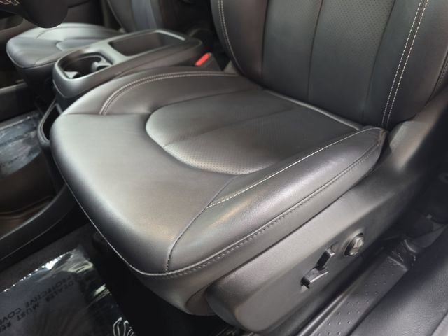 Used 2025 Chrysler Pacifica Select image 27
