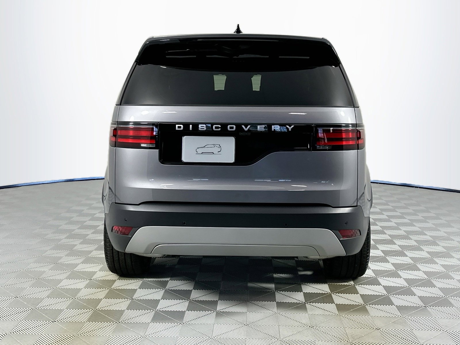 Used 2025 Land Rover Discovery S image 6