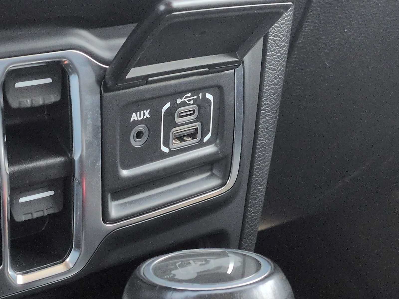 Used 2021 Jeep Wrangler Unlimited Sahara AWD/4WD image 31