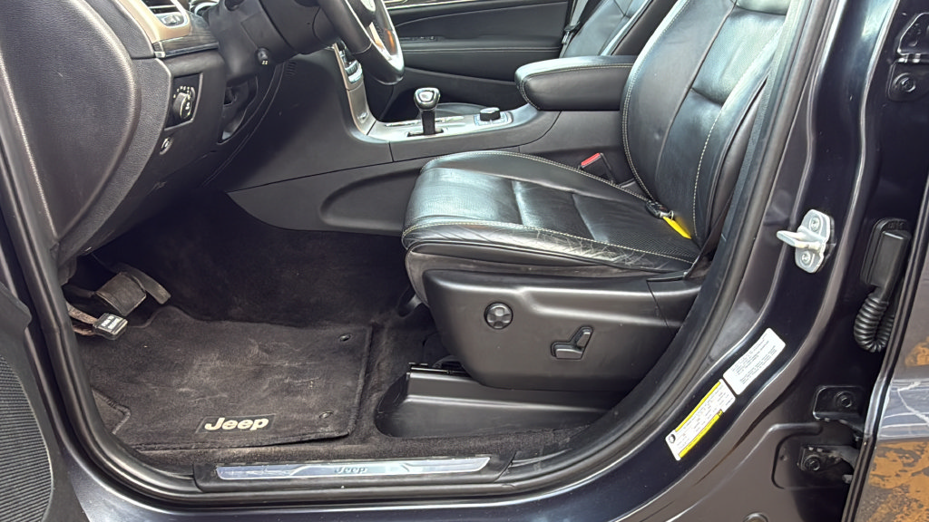 Used 2014 Jeep Grand Cherokee Overland AWD/4WD image 27