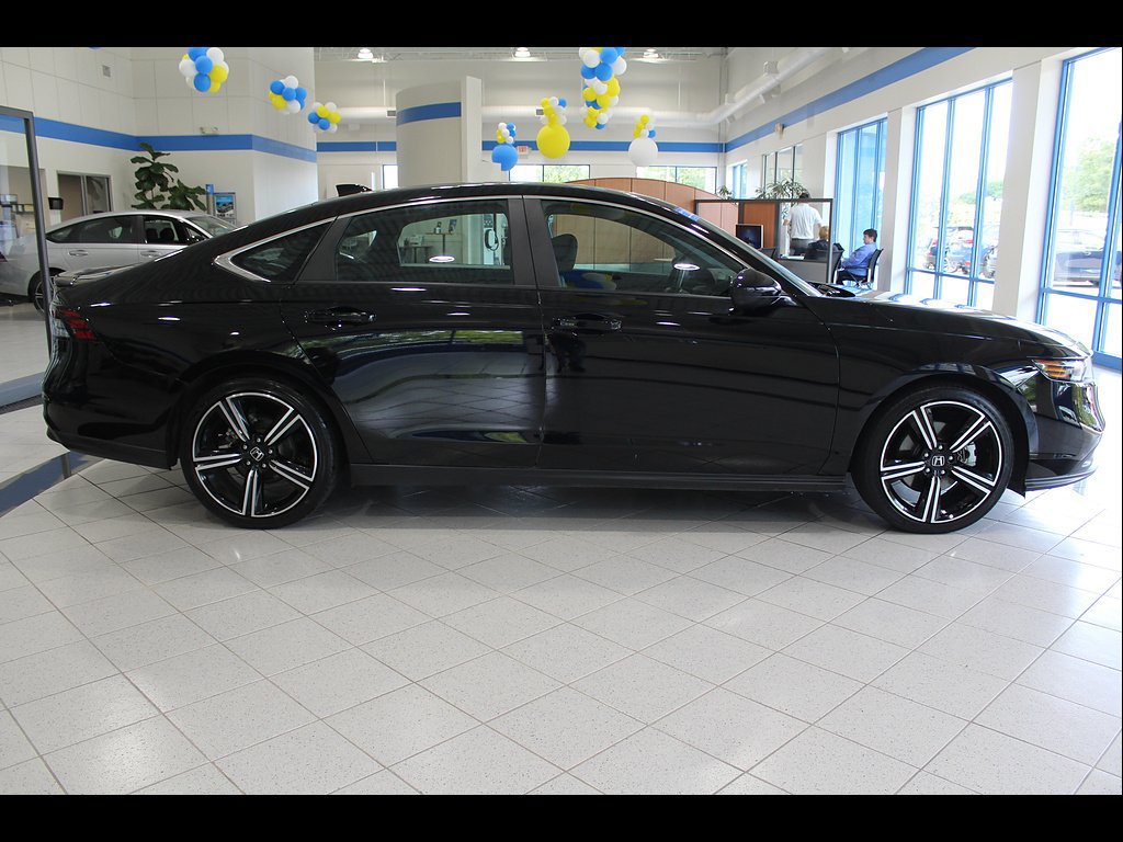 Used 2025 Honda Accord Sport image 4