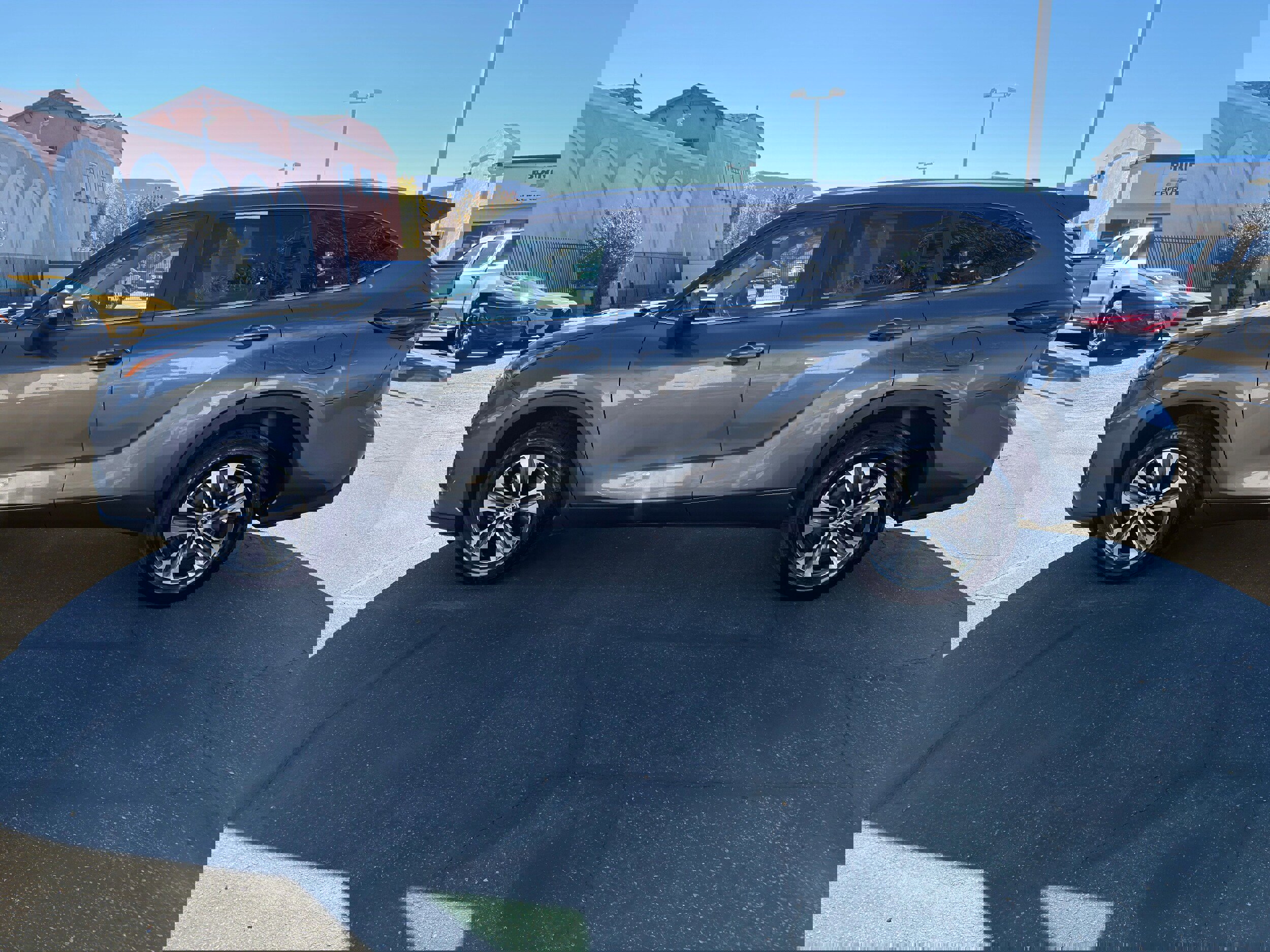 Used 2024 Toyota Highlander XLE image 5