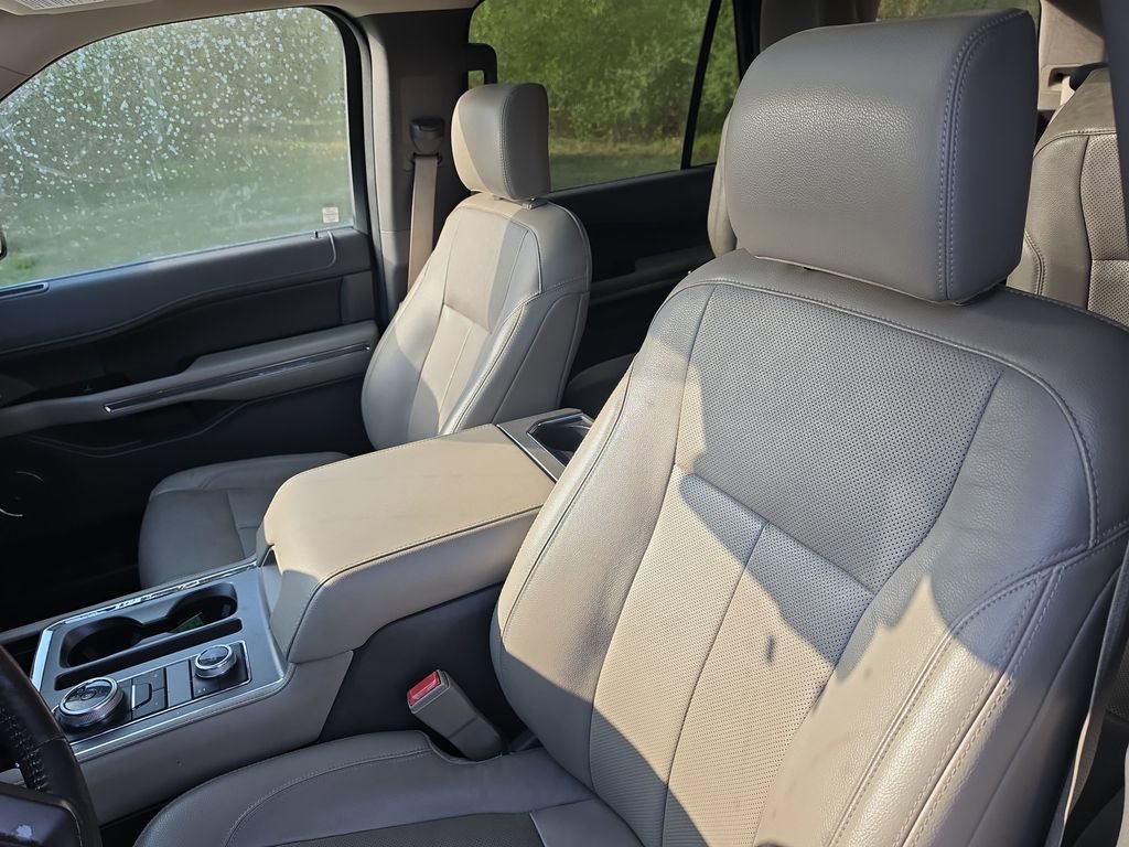 Used 2018 Ford Expedition XLT w/ Equipment Group 202A AWD/4WD image 6