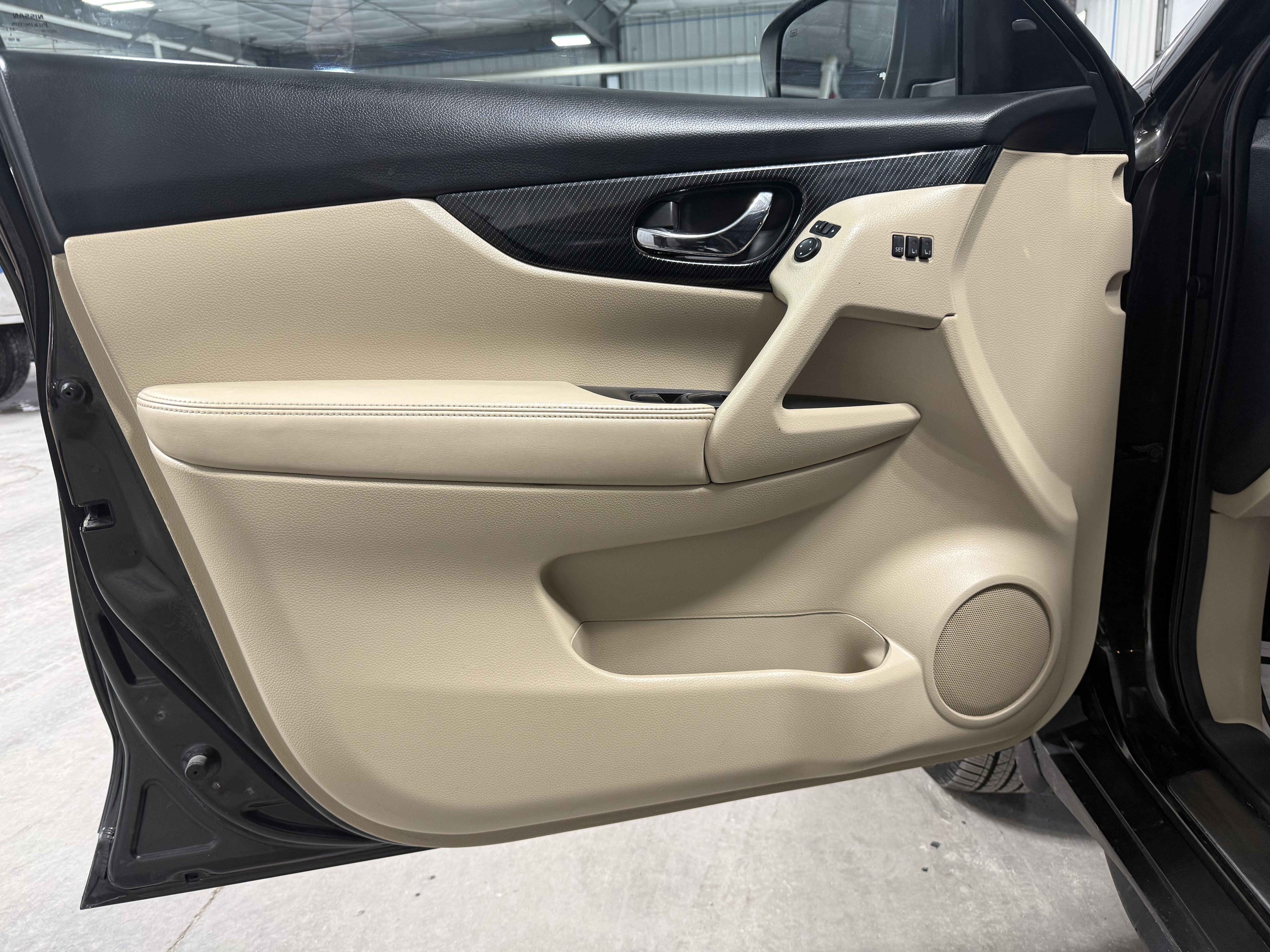 Used 2017 Nissan Rogue SL w/ SL Premium Package image 22