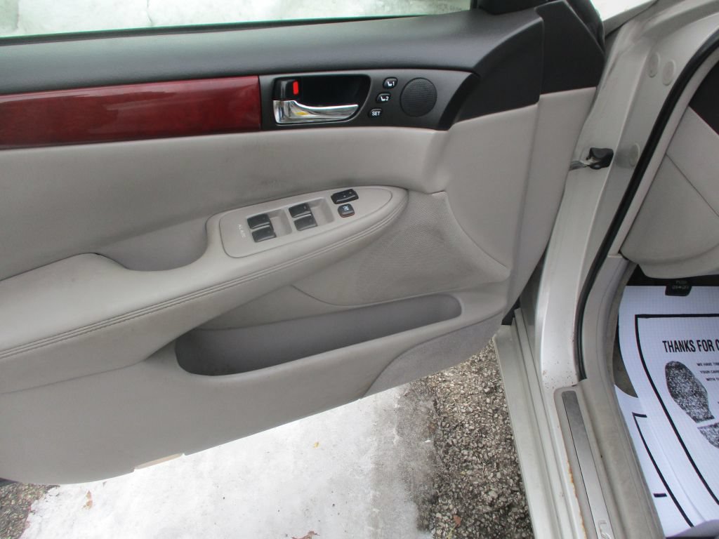 Used 2003 Lexus ES 330 w/ Premium Pkg FWD image 10