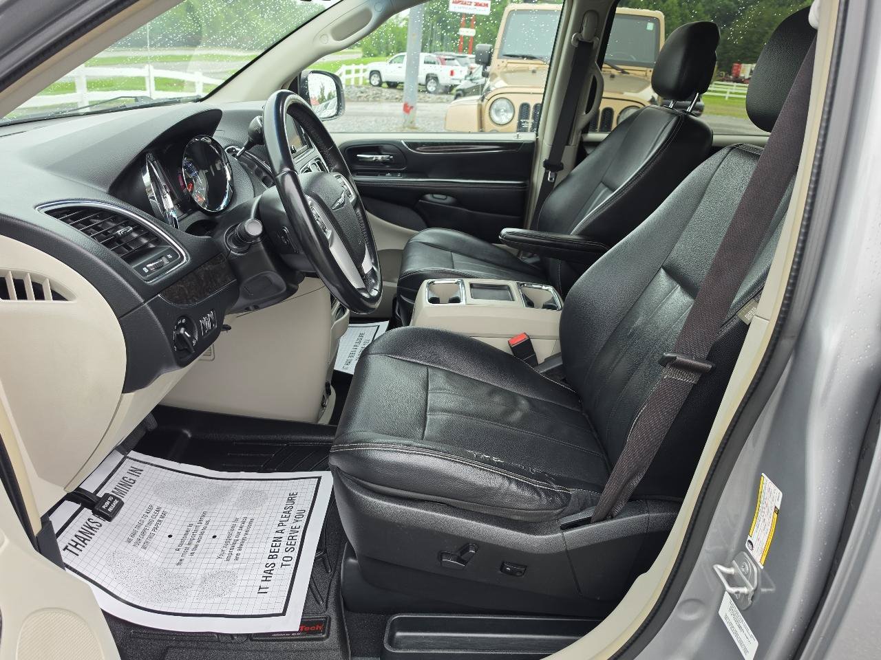 Used 2014 Chrysler Town & Country Touring FWD image 3