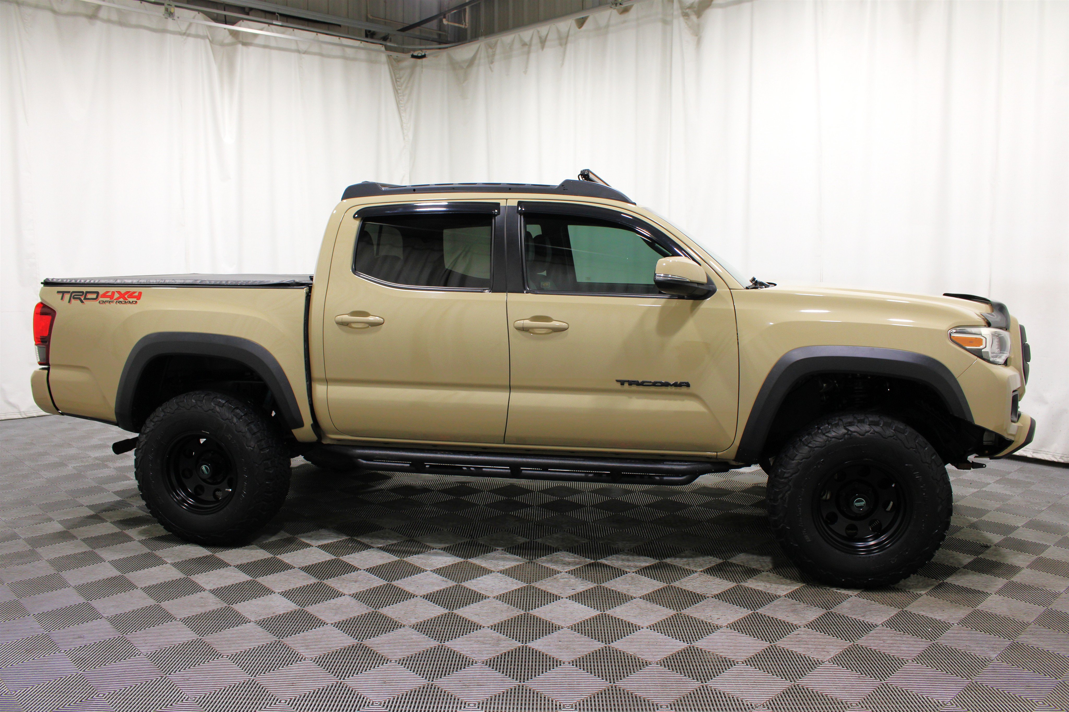 Used 2018 Toyota Tacoma TRD Off-Road w/ Technology Package AWD/4WD image 26
