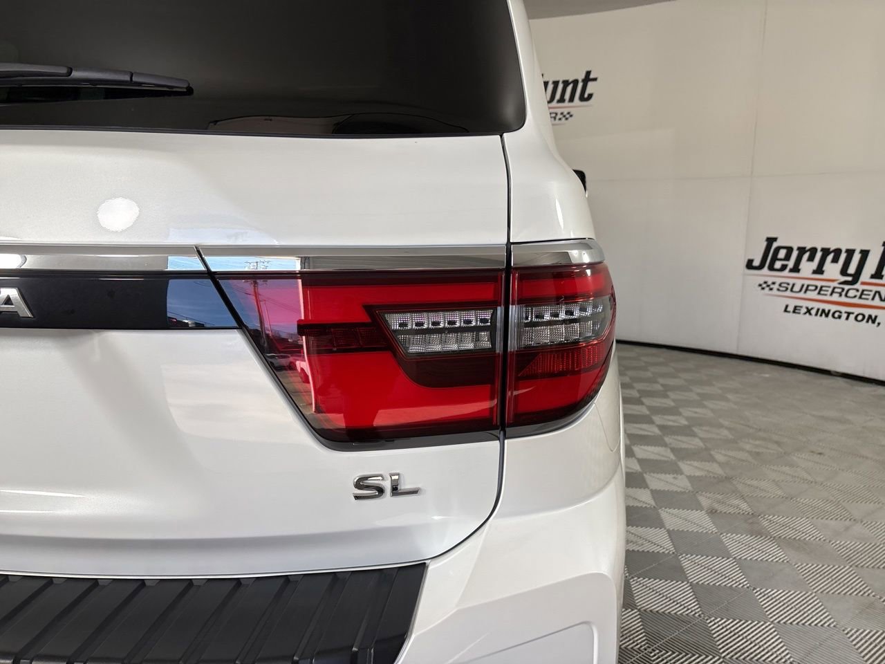 Used 2024 Nissan Armada SL w/ Captain's Chairs Package image 40